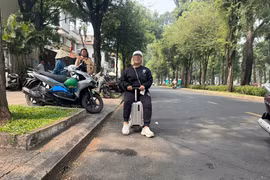 TPHCM: Người phụ nữ 43 tuổi bị phạt vì lái vali điện trên đường phố