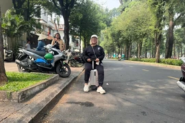 TPHCM: Người phụ nữ 43 tuổi bị phạt vì lái vali điện trên đường phố