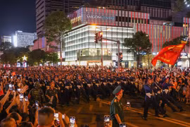 Người dân TPHCM đổ kín các ngã đường, cổ vũ hợp luyện diễu binh lần 2