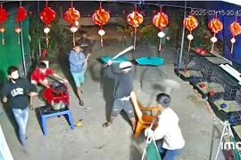 Nhóm đối tượng cầm dao xông vào nhà hành hung khi nghĩ bị 'nhìn đểu'