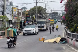 Tai nạn kinh hoàng trên cầu Tỉnh lộ 43: Xe container cán qua xe máy điện