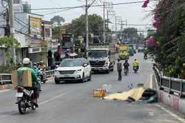 Tai nạn kinh hoàng trên cầu Tỉnh lộ 43: Xe container cán qua xe máy điện