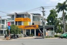 Điện giật trên cao: Một người mắc kẹt trên cột điện ở TPHCM