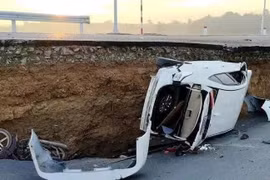 Video Cầu mới khánh thành ở Tây Ninh sụt lún, ôtô và xe máy rơi xuống hố sâu