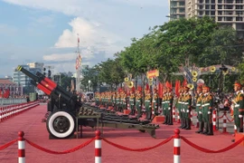 Cận cảnh đại bác rền vang chào mừng Đại lễ 30/4 tại Bến Bạch Đằng