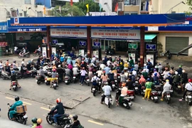 Sau tăng giá, người dân TP. HCM vẫn phải xếp hàng chờ đổ xăng