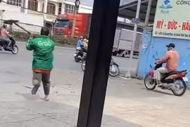 Clip hai tài xế xe ôm đánh nhau ở Hóc Môn gây xôn xao mạng xã hội