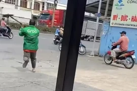 Clip hai tài xế xe ôm đánh nhau ở Hóc Môn gây xôn xao mạng xã hội