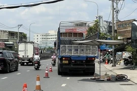 TP Thủ Đức: Cụ bà đi xe đạp bị xe tải cán tử vong