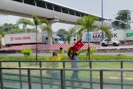 Xô xát giữa bảo vệ ga metro và tài xế xe ôm công nghệ