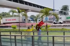 Xô xát giữa bảo vệ ga metro và tài xế xe ôm công nghệ