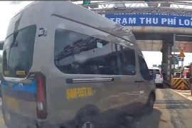 Tái diễn tình trạng xe khách lấn làn tại trạm thu phí cao tốc TPHCM - Long Thành