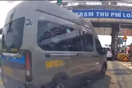 Tái diễn tình trạng xe khách lấn làn tại trạm thu phí cao tốc TPHCM - Long Thành
