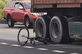 Đạp xe vào làn ô tô, người phụ nữ bị container cán tử vong