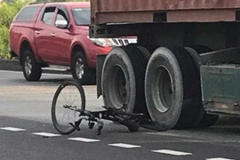 Đạp xe vào làn ô tô, người phụ nữ bị container cán tử vong