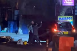 Xác minh clip người chạy xe máy tấn công tài xế ô tô sau va chạm