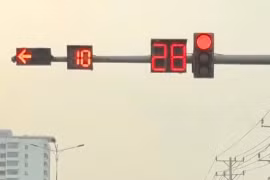 Nhóm người đi xe đạp vượt đèn đỏ, lấn làn ô tô gây bức xúc