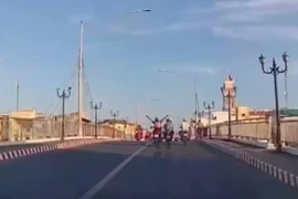 Bạc Liêu: Xác minh người đàn ông buông tay khi chạy xe máy trên cầu Kim Sơn