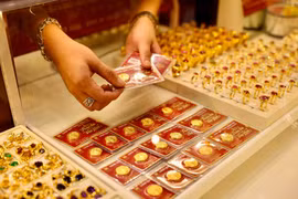 Vượt mốc 122 triệu đồng/lượng, giá vàng chênh lệch với thế giới vẫn cao