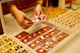 Vượt mốc 122 triệu đồng/lượng, giá vàng chênh lệch với thế giới vẫn cao