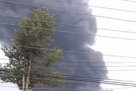 Cháy lớn tại KCN Tân Hương: Hàng trăm lính cứu hỏa nỗ lực dập lửa