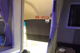 Tài xế xe khách vừa lái xe vừa chơi game coi thường tính mạng 