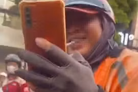 Chạy xe máy ngược chiều, người đàn ông buông lời thách thức