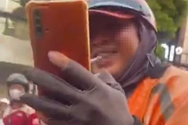 Chạy xe máy ngược chiều, người đàn ông buông lời thách thức