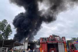 Đà Nẵng: Xưởng phế liệu bốc cháy dữ dội, khói đen bốc cao hàng trăm mét