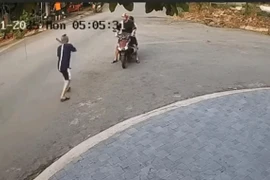 Mâu thuẫn giao thông, tài xế ô tô cầm gậy đánh người giữa ban ngày