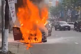 Xe hơi 4 chỗ bốc cháy dữ dội sau tiếng nổ ở Đà Nẵng