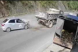 Đâm vào đuôi xe tải đang lùi, tài xế xe con tử vong