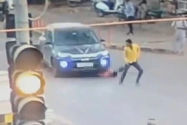 Vợ cùng nhân tình lái xe ô tô đâm chồng rồi bỏ chạy