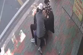 Hai anh em ruột rủ nhau dùng búa đi cướp tiệm vàng