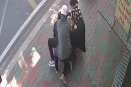 Hai anh em ruột rủ nhau dùng búa đi cướp tiệm vàng