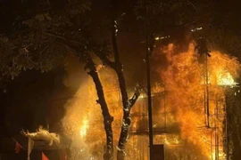 Châm lửa đốt nhà sau khi uống rượu và cãi nhau với vợ