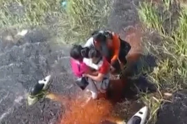 Máy bay rơi xuống đầm cá sấu, thót tim giải cứu hành khách