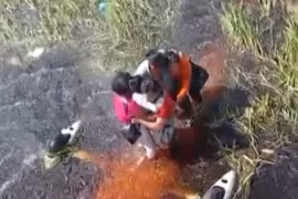 Máy bay rơi xuống đầm cá sấu, thót tim giải cứu hành khách