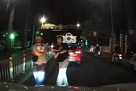 Nhóm người chửi bới, đập phá xe taxi công nghệ giữa phố