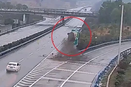 Xe hơi đâm vào lan can bay lên 2 vòng, tài xế vô sự