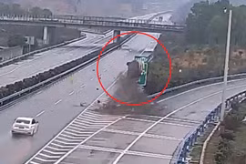 Xe hơi đâm vào lan can bay lên 2 vòng, tài xế vô sự