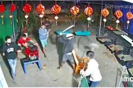Nghĩ “bị nhìn đểu”, nhóm thanh niên xông vào nhà chém người