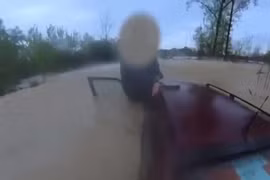 Giải cứu người đàn ông mắc kẹt trên ô tô giữa dòng nước lũ