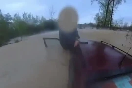 Giải cứu người đàn ông mắc kẹt trên ô tô giữa dòng nước lũ