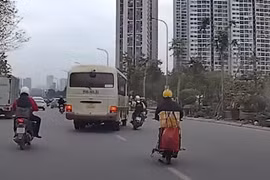 Tài xế xe khách chèn ép xe máy trên Đại lộ Thăng Long