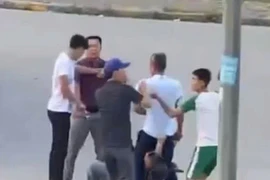 Tài xế, phụ xe bị nhóm người đánh hội đồng dã man giữa đường