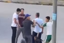 Tài xế, phụ xe bị nhóm người đánh hội đồng dã man giữa đường