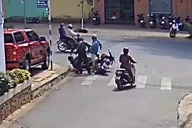 Truy tìm 2 người đàn ông đánh người sau va chạm giao thông