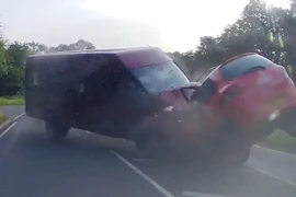 Xe khách chạy ngược chiều va chạm kinh hoàng với xe con