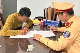 Chặn đầu xe khách trên quốc lộ, xe con bị lập biên bản 